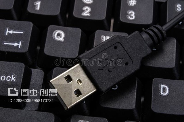 电脑配件的视觉叙事 键盘、USB端口与数字边界